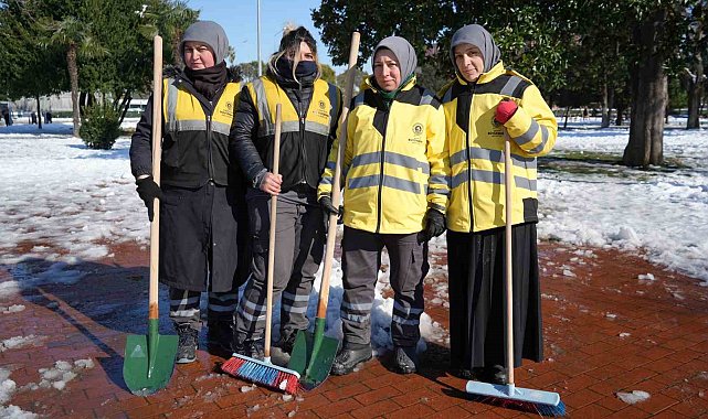 Kadın temizlik işçilerinin buz mesaisi: Buzla kaplı yolları küreklerle açıyorlar