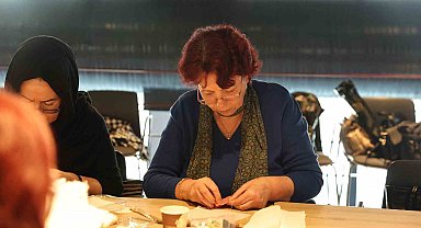 Kadınlardan sevgililer gününe özel kapı süsleri