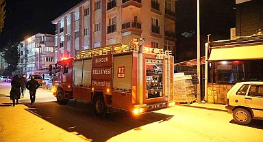 Kafenin mutfağında çıkan yangında 2 kişi dumandan etkilendi