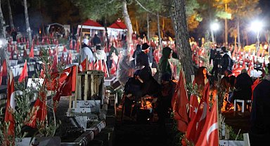 Kahramanmaraş'ta deprem şehitleri mezarlığına akın: Depremin şehitleri dualarla yad edildi