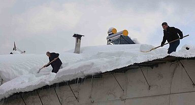 Kalınlığı 2 metreyi aşan kar ilçede hayatı felç etti