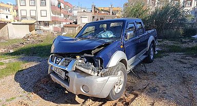 Kamyonet duvara çarptı, sürücü yaralandı