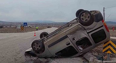 Kamyonet ile çarpışan hafif ticari araç takla attı: 3 yaralı