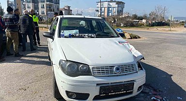 Kamyonetle otomobilin çarpıştığı kazada baba ve oğlu yaralandı