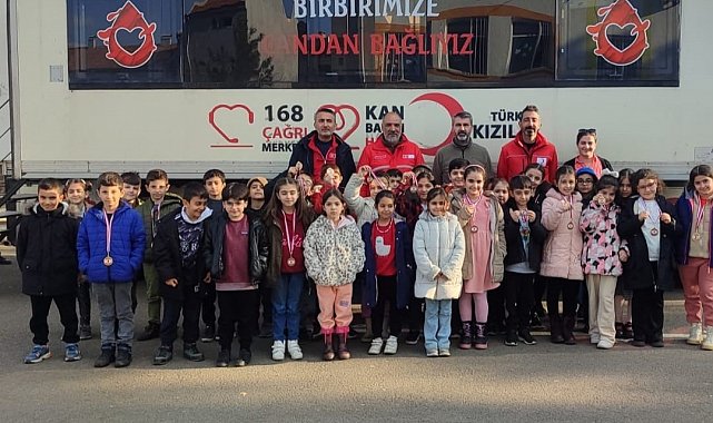 Kan bağışına velisini getiren öğrenciler "Kahramanlık Madalyası" ile ödüllendirildi