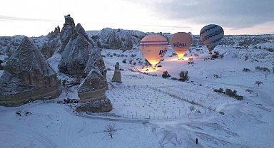 Kapadokya'da balon turuna kar molası