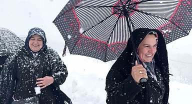 Kar engel olmadı: Çocuklar kaydı, kadınlar altın gününe yetişti