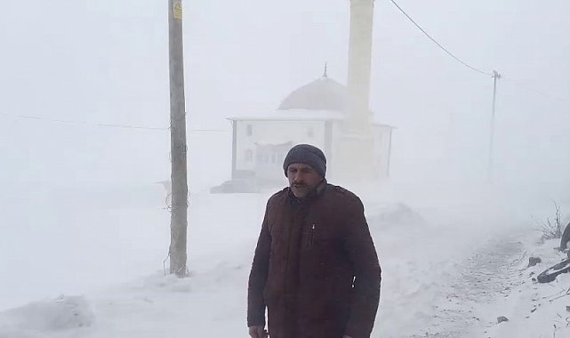 Kar Erzurum'da köyleri esir aldı