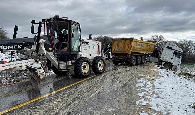 Kar sebebiyle kayan kamyon iş makinesi ile kurtarıldı