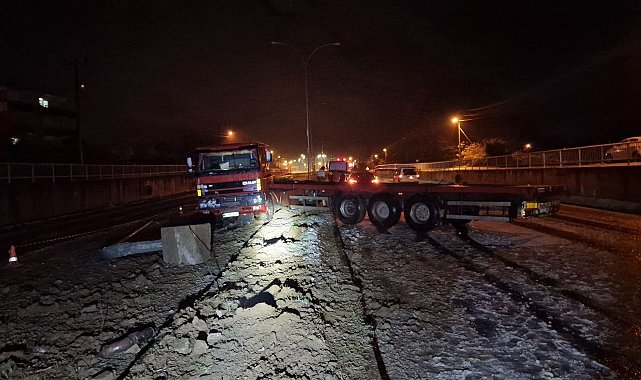 Kar sebebiyle kayganlaşan yolda makaslayan tırın sürücüsü yaralandı