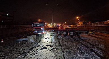 Kar sebebiyle kayganlaşan yolda makaslayan tırın sürücüsü yaralandı