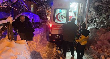 Kar sebebiyle yolları kapanan köylerdeki hastalar için seferber oldular