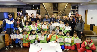 Kar taneleriyle kayak öğrendiler