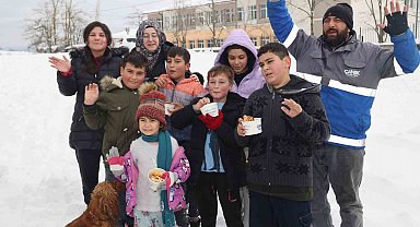 Kar topu oynayan çocuklara pizza ikramı