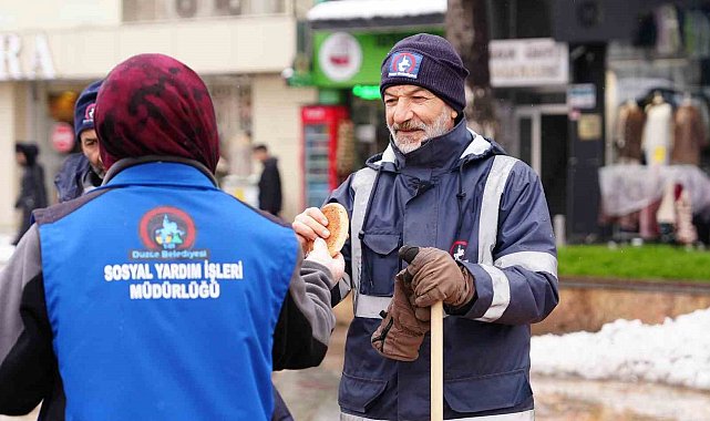Kar ve soğukta çalışanlara iç ısıtan jest