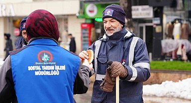 Kar ve soğukta çalışanlara iç ısıtan jest