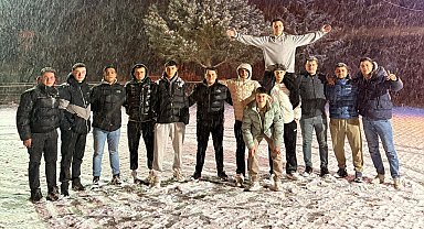 Kar yağışını çiftetelli oynayarak kutladılar