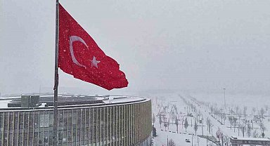 Kar yağışıyla beyaza bürünen Başakşehir Millet Bahçesi havadan görüntülendi