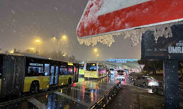 Kar yağışıyla İstanbul trafiği felç oldu