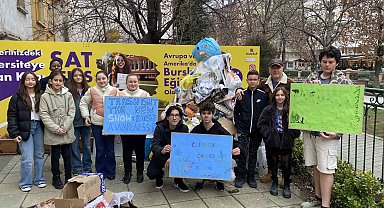 Kar yağmayınca atıklardan 'Çöp Adam' yaptılar