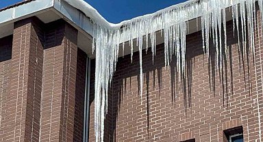 Kar yerini dondurucu soğuğa bıraktı: Çatılarda buz sarkıtları oluştu