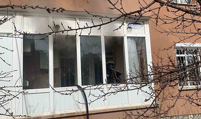 Karaman'da çıkan yangın nedeniyle balkonda mahsur kalan 2 kişiyi itfaiye kurtardı