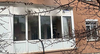 Karaman'da çıkan yangın nedeniyle balkonda mahsur kalan 2 kişiyi itfaiye kurtardı