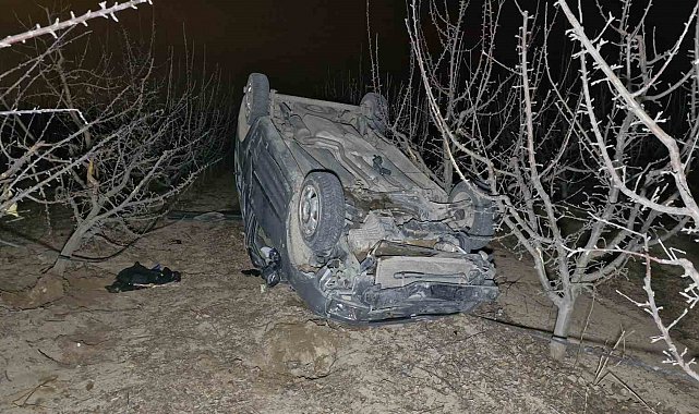 Karaman'da elma bahçesine takla atan aracın sürücüsü yaralandı