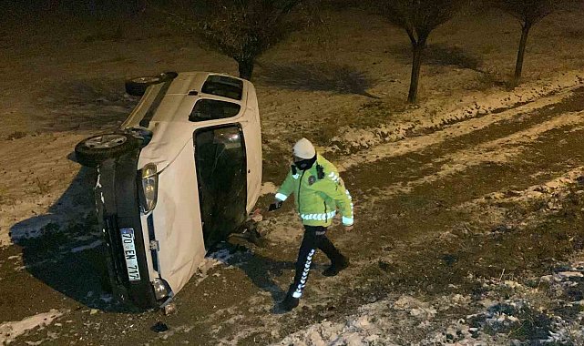 Karaman'da hafif ticari araç şarampole yuvarlandı: 1 yaralı