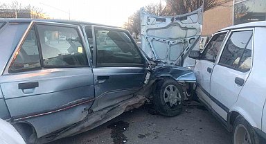 Karaman'da otomobiller çarpıştı: 2 yaralı