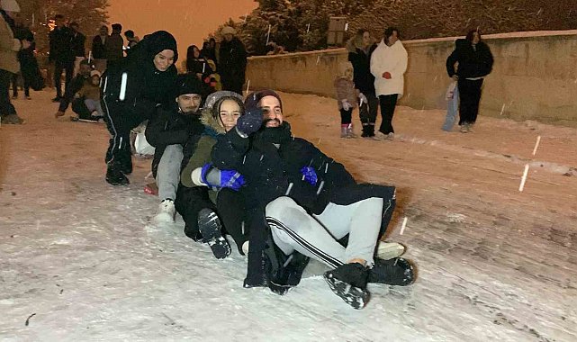 Karaman'da vatandaşların kar keyfi: Poşetlerle ve sinilerle kayarak eğlendiler