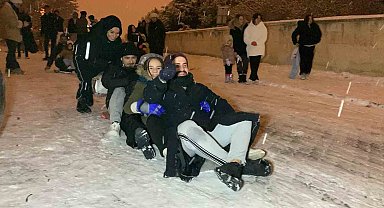 Karaman'da vatandaşların kar keyfi: Poşetlerle ve sinilerle kayarak eğlendiler