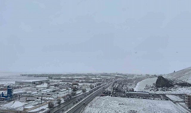 Karapınar'da yağan kar çiftçilerin yüzünü güldürdü