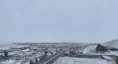 Karapınar'da yağan kar çiftçilerin yüzünü güldürdü