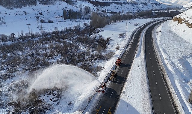 Karayolları ekipleri Bayburt-Gümüşhane kara yolunda kar temizliği gerçekleştiriyor