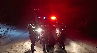 Karda mahsur kalan 6 kişilik aile jandarma ekiplerince kurtarıldı