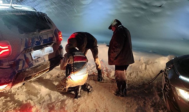 Karda mahsur kalan vatandaşın imdadına jandarma koştu