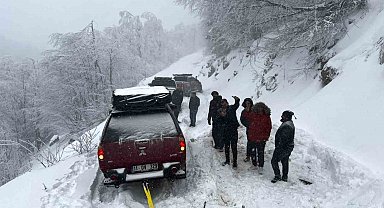 Karda mahsur kalanlar kurtarıldı