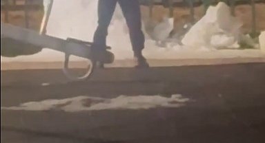 Kardan adamının yıkıldığını gördü, cenaze namazına durdu