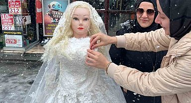 Kardan gelin ile damat yapıp altın taktılar