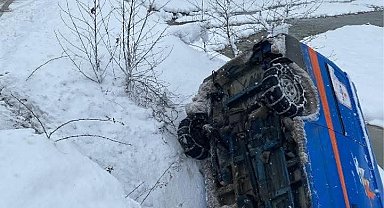 Kargo minibüsü dereye uçtu