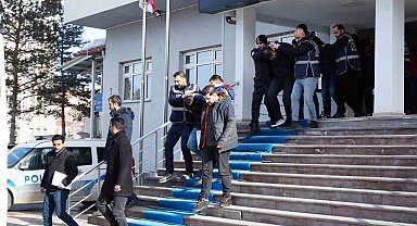 Karı koca ve bacanağın kurduğu dolandırıcı çetesini Bayburt polisi 40 günde çökertti