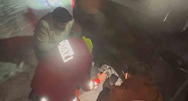 Karla kaplı Çam Dağı'nda mahsur kalan aile kurtarıldı