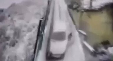 Karla kaplı yokuştan aracı kaymaya başlayan sürücü atlayarak kurtuldu