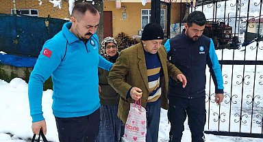 Karla kaplı yollarda diyaliz hastasının yardımına Samsun UMKE koştu