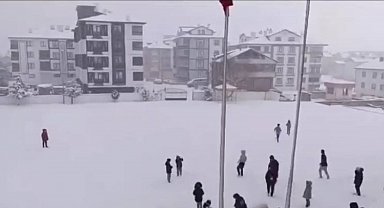 Karlı havada yürek ısıtan görüntüler: "Çıkartayım mı sizi kar topu oynamaya?"