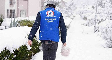 Karlı yolları aşarak ulaştırdılar