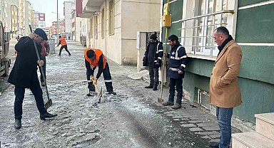 Kars'ın kaldırımların buzu kırılıyor