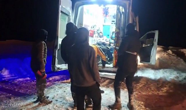 Kars'ta ekipler 1 metre karı aşarak hastayı hastaneye ulaştırdı