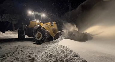 Kars'ta Özel İdare ekipleri çığ altında kalmaktan son anda kurtuldu